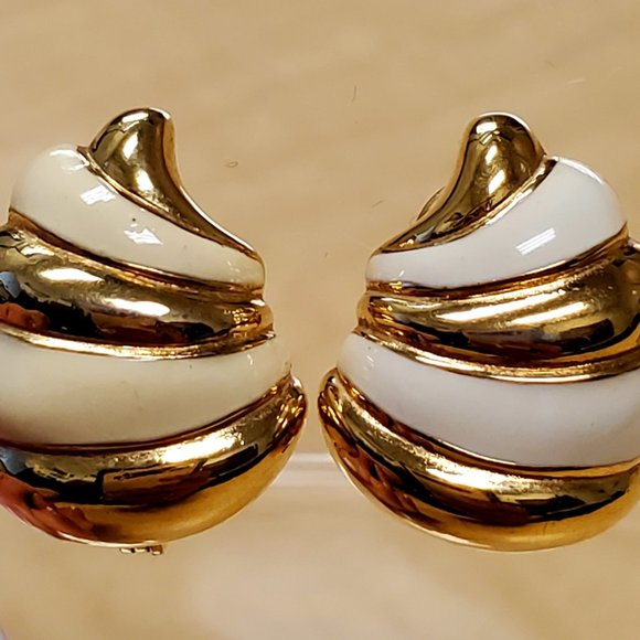 Vintage Signed MONET Gold and Cream Enamel Shell Clip Earrings - Picture 6 of 11